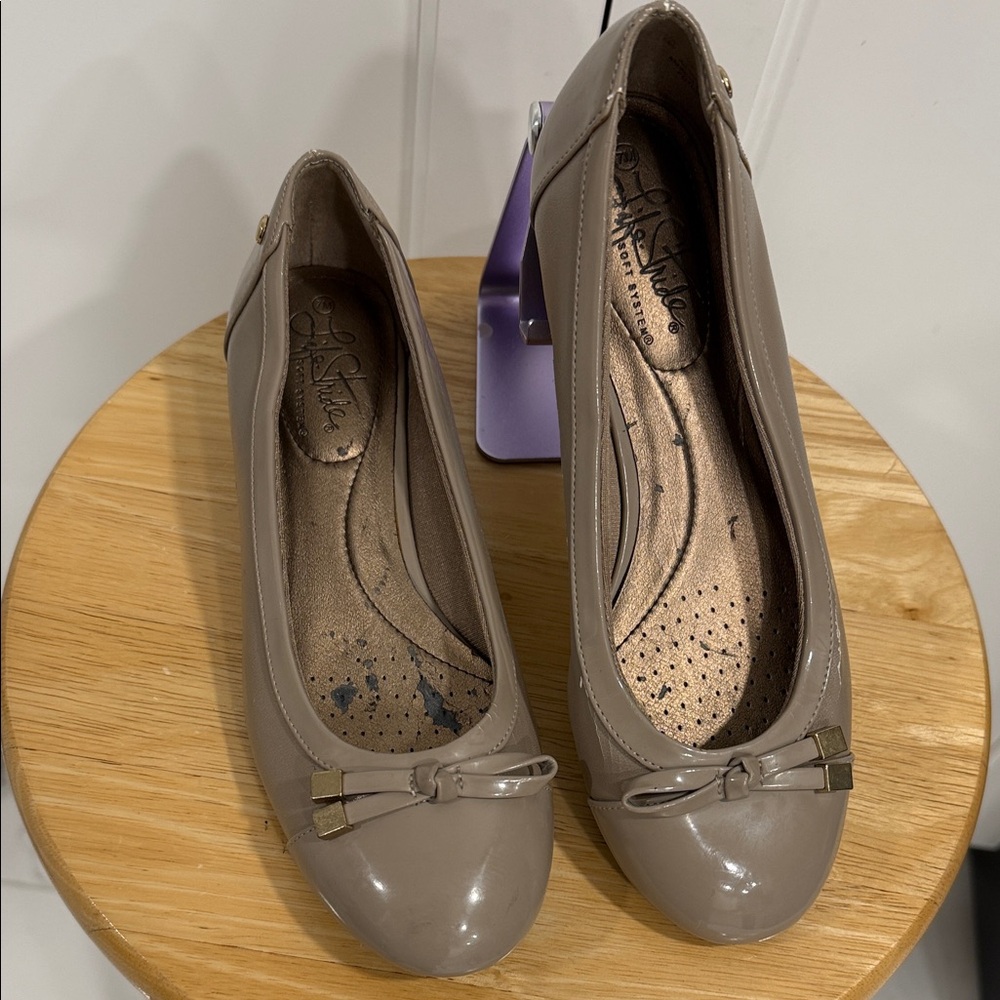 LIFE STRIDE BOW FLATS WOMEN SIZE 7 TAUPE BEIGE TAN SHINY ROUND-TOE SOFT SYSTEM